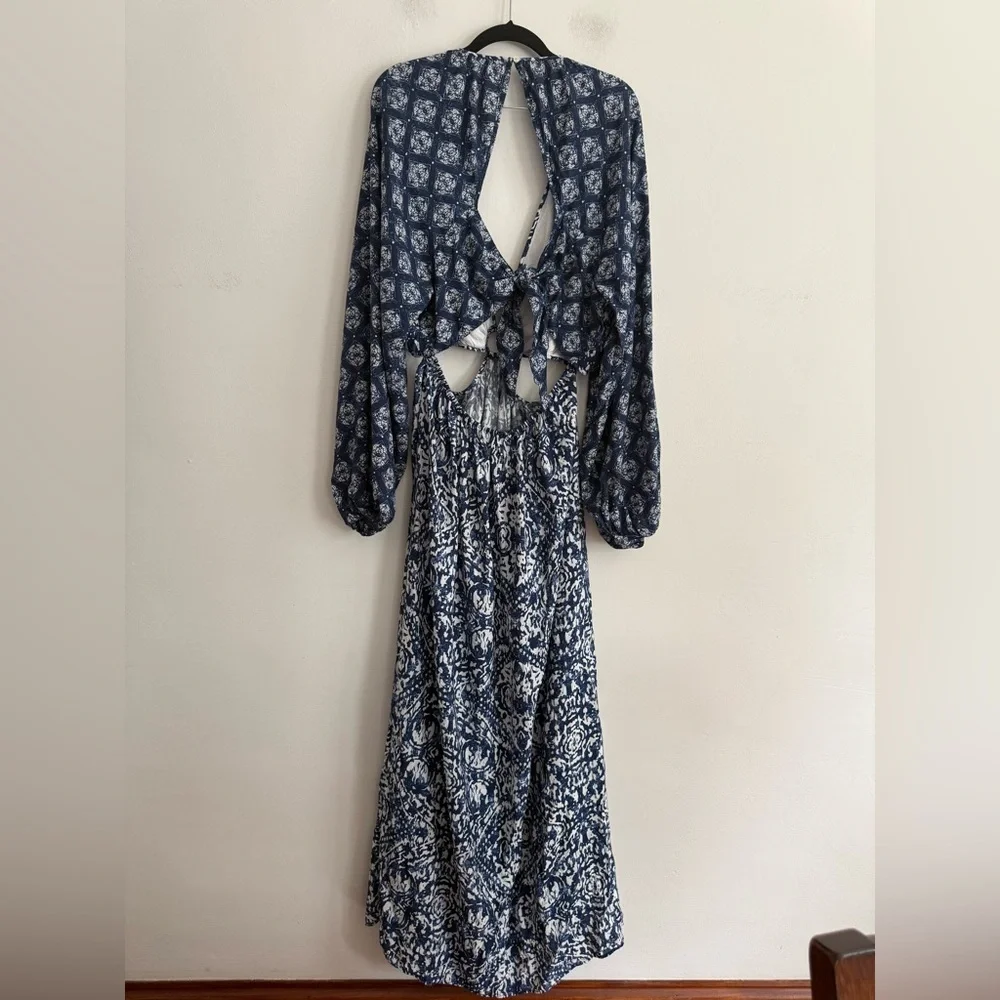Chic and bohemian-inspired Abercrombie & Fitch Abstract Print maxi dress